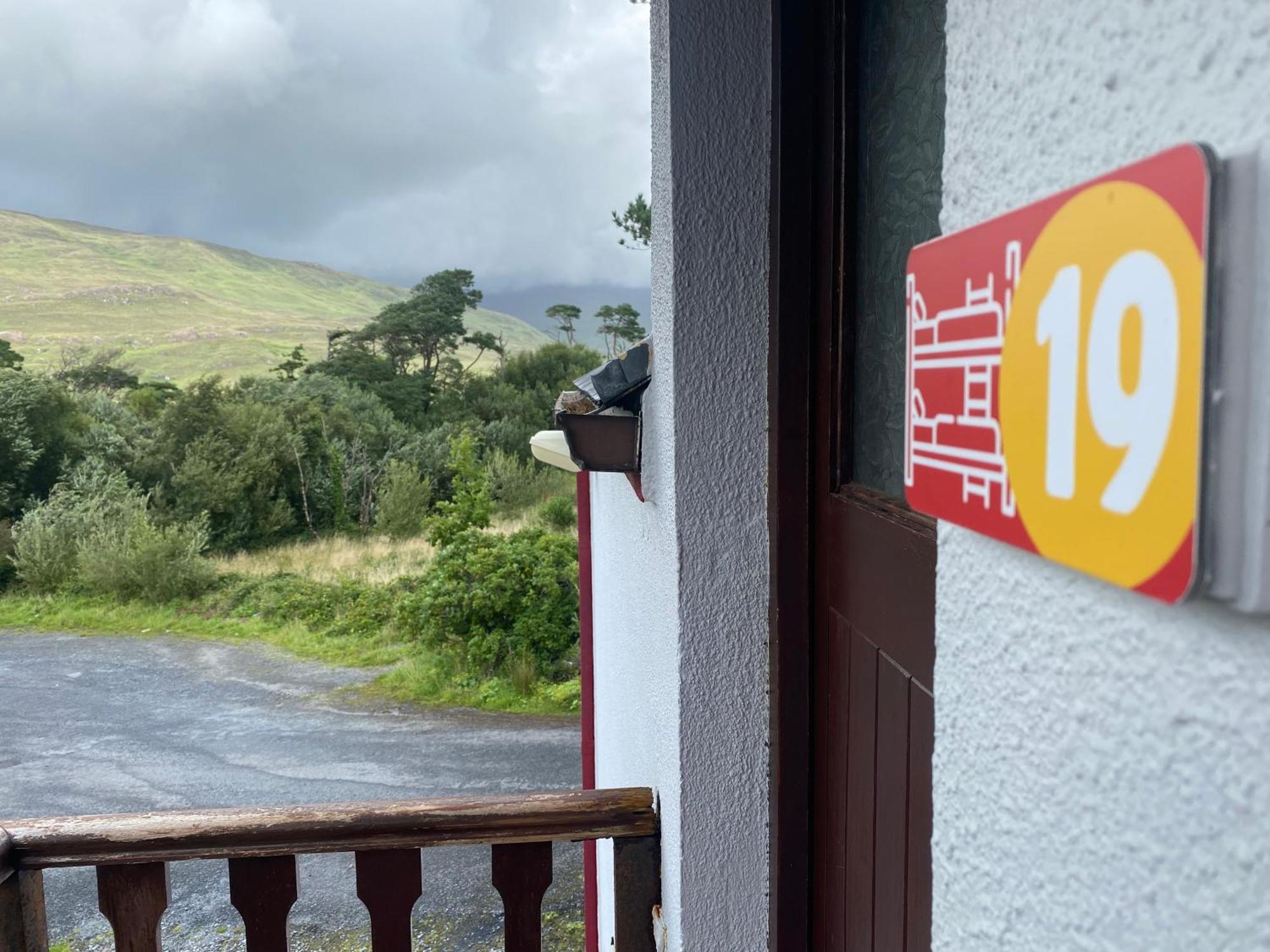 The Connemara Hostel - Sleepzone Линон Экстерьер фото
